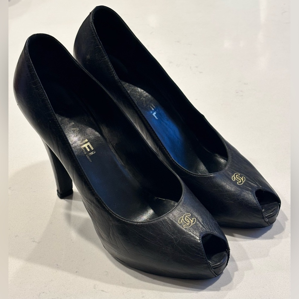 CHANEL G25723 Black Leather Peep-Toe Pumps - Interlocking CC Logo - Size 39